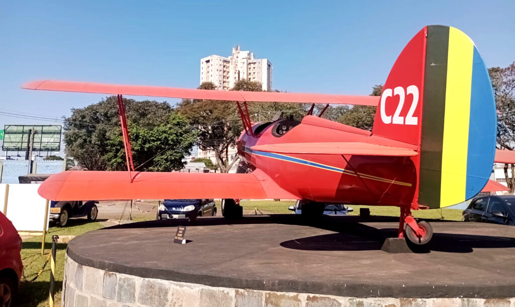 Réplica do primeiro avião que pousou em Foz do Iguaçu (PR) ficará